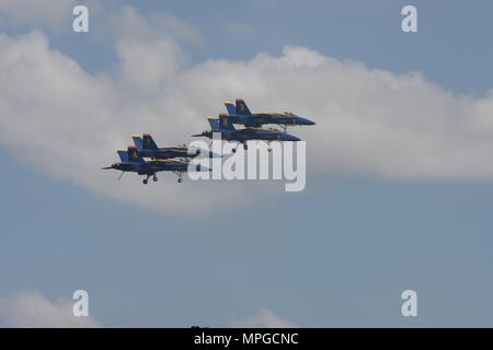 Annapolis, USA. 23 Mai, 2018. Der US Navy Blue Angels fliegen über die US Naval Academy (USNA) in Annapolis, Maryland, USA, am 23. Mai 2018. Die Blue Angels, eine 6-jet Marine Team flying F/A-18 Hornissen, führte eine Air Show in der US Naval Academy am Mittwoch. Credit: Yan Liang/Xinhua/Alamy leben Nachrichten Stockfoto