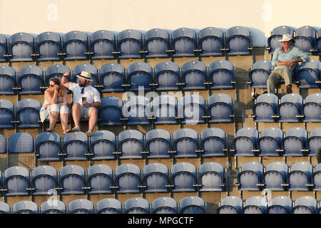 Cardiff, Wales, UK. 23 Mai, 2018 Zuschauer verfolgen. Royal London eintägigen Cup match, Glamorgan vs Middlesex, Tag/Nacht, Gleiches an Sophia Gardens in Cardiff, South Wales am Mittwoch, den 23. Mai 2018. pic von Andrew Obstgarten/Alamy leben Nachrichten Stockfoto