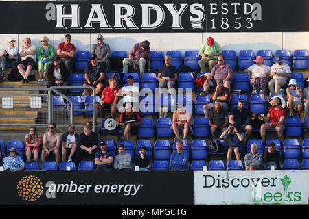 Cardiff, Wales, UK. 23 Mai, 2018 Zuschauer auf. Royal London eine Uhr - Tag Pokalspiel, Glamorgan vs Middlesex, Tag/Nacht, Gleiches an Sophia Gardens in Cardiff, South Wales am Mittwoch, den 23. Mai 2018. pic von Andrew Obstgarten/Alamy leben Nachrichten Stockfoto