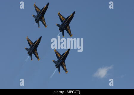 Annapolis, USA. 23 Mai, 2018. Der US Navy Blue Angels fliegen über die US Naval Academy (USNA) in Annapolis, Maryland, USA, am 23. Mai 2018. Die Blue Angels, eine 6-jet Marine Team flying F/A-18 Hornissen, führte eine Air Show in der US Naval Academy am Mittwoch. Credit: Yan Liang/Xinhua/Alamy leben Nachrichten Stockfoto