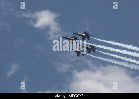 Annapolis, USA. 23 Mai, 2018. Der US Navy Blue Angels fliegen über die US Naval Academy (USNA) in Annapolis, Maryland, USA, am 23. Mai 2018. Die Blue Angels, eine 6-jet Marine Team flying F/A-18 Hornissen, führte eine Air Show in der US Naval Academy am Mittwoch. Credit: Yan Liang/Xinhua/Alamy leben Nachrichten Stockfoto