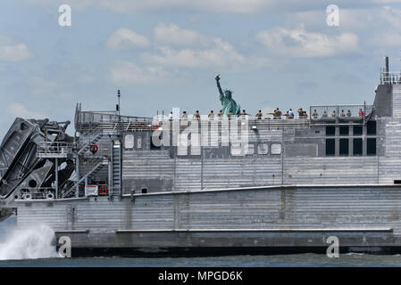 New York, USA. 23 Mai, 2018. Die USNS Stadt Bismarck verbindet die Parade der Schiffe, wie es seinen Weg macht an der Freiheitsstatue vorbei am Eröffnungstag der Flotte Woche am 23. Mai 2018 in New York City. Credit: Erik Pendzich/Alamy leben Nachrichten Stockfoto