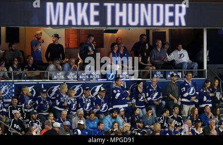 Tampa, Florida, USA. 23 Mai, 2018. DOUGLAS R. CLIFFORD | Zeiten. Zuschauer sitzen in den Club in der ersten Periode von Spiel 7 der Eastern Conference Finale gegen die Washington Capitals am 23. Mai 2018 Amalie Arena, in Tampa, Fla. Credit: Douglas R. Clifford/Tampa Bay Zeiten/ZUMA Draht/Alamy leben Nachrichten Stockfoto