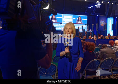 Hempstead, New York, USA. 23 Mai, 2018. MARCIA KRAMER, WLNY 10/55 politischer Reporter, Bänder news Segment mit Publikum und Bühne im Hintergrund, während Sie am 1. Tag New York State Demokratischen Konvent, an der Hofstra University in Long Island statt. Quelle: Ann Parry/ZUMA Draht/Alamy leben Nachrichten Stockfoto