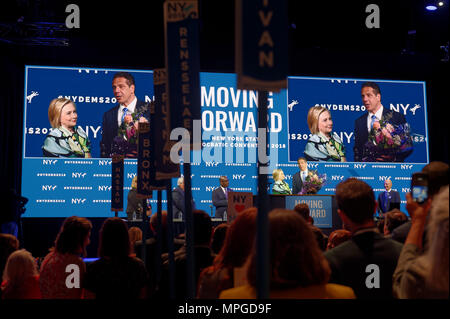 Hempstead, New York, USA. 23 Mai, 2018. HILLARY CLINTON und Gouverneur Andrew Cuomo, mit einem Blumenstrauß für Clinton, sprechen auf der Bühne bei Tag 1 der Staat New York Demokratischen Konvent, an der Hofstra University in Long Island statt. Clinton, die ehemalige First Lady und NYS Senator, billigte die Wiederwahl von reg. A. Cuomo für eine dritte Amtszeit. Quelle: Ann Parry/ZUMA Draht/Alamy leben Nachrichten Stockfoto