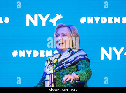 Hempstead, New York, USA. 23 Mai, 2018. HILLARY CLINTON geht auf der Bühne Grundsatzrede bei Tag 1 der Staat New York Demokratischen Konvent, an der Hofstra University in Long Island statt zu liefern. Clinton, die ehemalige First Lady und NYS Senator, billigte die Wiederwahl von reg. A. Cuomo für eine dritte Amtszeit, und erwähnte, wie Hofstra war der Ort ihrer ersten Debatte 2016 mit Trumpf. Quelle: Ann Parry/ZUMA Draht/Alamy leben Nachrichten Stockfoto