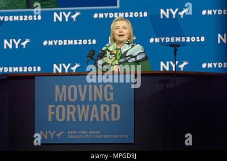 Hempstead, New York, USA. 23 Mai, 2018. HILLARY CLINTON liefert Grundsatzrede bei Tag 1 der Staat New York Demokratischen Konvent, an der Hofstra University in Long Island statt. Clinton, die ehemalige First Lady und NYS Senator, billigte die Wiederwahl von reg. A. Cuomo für eine dritte Amtszeit, und erwähnte, wie Hofstra war der Ort ihrer ersten Debatte 2016 mit Trumpf. Quelle: Ann Parry/ZUMA Draht/Alamy leben Nachrichten Stockfoto