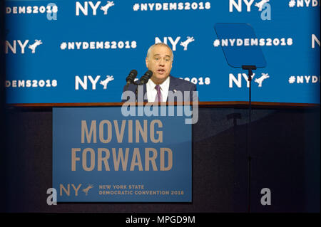 Hempstead, New York, USA. 23 Mai, 2018. New York State Comptroller THOMAS S. DiNAPOLI spricht, über die Annahme der Partei nominiert, während Tag 1 des Staates New York Demokratischen Konvent, an der Hofstra University in Long Island statt. MOVING FORWARD Slogan ist auf einem Plakat. Quelle: Ann Parry/ZUMA Draht/Alamy leben Nachrichten Stockfoto