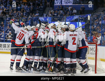 Tampa, Florida, USA. 23 Mai, 2018. DIRK SHADD | Zeiten. Washington Capitals feiern ihren östlichen Konferenz gewinnen Gewinn 4-0 über die Tampa Bay Lightning Mittwoch, 23. Mai 2018 in Tampa. Quelle: Dirk Shadd/Tampa Bay Zeiten/ZUMA Draht/Alamy leben Nachrichten Stockfoto