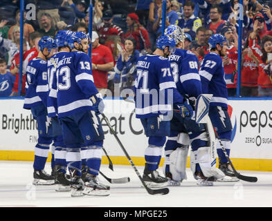 Tampa, Florida, USA. 23 Mai, 2018. DIRK SHADD | Zeiten. Tampa Bay Lightning Spieler skate aus dem Eis nach dem Verlieren 4-0 zu den Washington Capitals im Spiel 7 der Eastern Conference final Mittwoch, 23. Mai 2018 in Tampa. Quelle: Dirk Shadd/Tampa Bay Zeiten/ZUMA Draht/Alamy leben Nachrichten Stockfoto