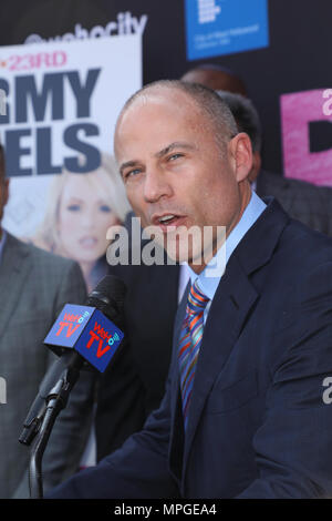 West Hollywood, Kalifornien, USA. 23 Mai, 2018. Michael Avenatti, Rechtsanwalt für Stormy Daniels, spricht auf Veranstaltung, wo Stormy Daniels mit einem 'Stormy Daniels Tag "Verkündigung und ein Schlüssel zur Stadt von West Hollywood, Kalifornien bei Chi Chi LaRue's in West Hollywood, Kalifornien geehrt wird. Credit: Sheri Determan/Alamy leben Nachrichten Stockfoto