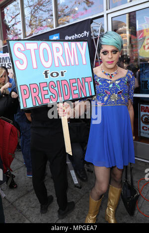 West Hollywood, Kalifornien, USA. 23 Mai, 2018. Künstler und Medien Persönlichkeit Sham Ibrahim enthält die Zeichen für Präsident tormy' an, bei dem stürmischen Daniels mit einem 'Stormy Daniels Tag "Verkündigung und ein Schlüssel zur Stadt von West Hollywood, Kalifornien bei Chi Chi LaRue's in West Hollywood, Kalifornien geehrt wird. Credit: Sheri Determan/Alamy leben Nachrichten Stockfoto
