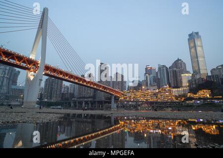 Chongqing, Chongqing, China. 24. Mai, 2018. Chongqing, China - Chongqing, ehemals Romanisiert wie Chungking, ist eine große Stadt im Südwesten Chinas. Es administrativ ist eines von Chinas vier direkt kontrollierten Gemeinden (die anderen drei sind, Peking, Shanghai und Tianjin), und die einzige Gemeinde in China weit entfernt von der Küste entfernt. Credit: SIPA Asien/ZUMA Draht/Alamy leben Nachrichten Stockfoto