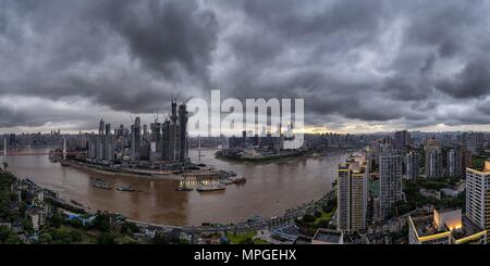 Chongqing, Chongqing, China. 24. Mai, 2018. Chongqing, China - Chongqing, ehemals Romanisiert wie Chungking, ist eine große Stadt im Südwesten Chinas. Es administrativ ist eines von Chinas vier direkt kontrollierten Gemeinden (die anderen drei sind, Peking, Shanghai und Tianjin), und die einzige Gemeinde in China weit entfernt von der Küste entfernt. Credit: SIPA Asien/ZUMA Draht/Alamy leben Nachrichten Stockfoto