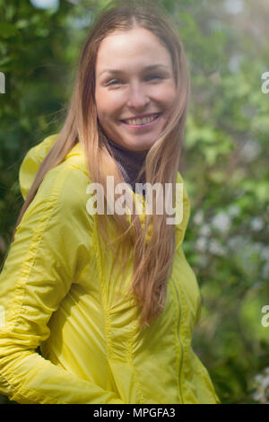 Porträt der Schönen lächelnde Mädchen gegen Green Park. Stockfoto