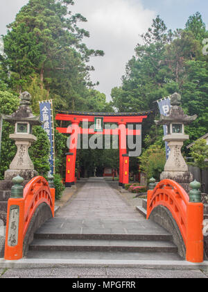 Brücke am Eingang der Kumano Hayatama Taisha, Shingu, Präfektur Wakayama, Japan. Stockfoto