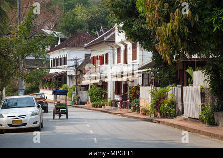 Ruhige und idyllische Kingkitsarath Straße in Luang Prabang, Laos, am Morgen. Stockfoto