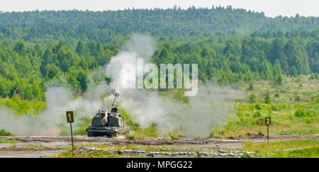 Nizhniy Tagil, Russland - Juli 12. 2008: 2 S19 Msta-S handelt es sich um selbstfahrende 152 mm Haubitze. NATO-name-M 1990 Bauernhof. Er schießt auf Demonstration Bereich Stockfoto