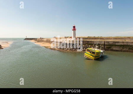 Schiff stranden auf einer Sandbank im Hafen von La Cotinière, Île d'Oléron, Frankreich Stockfoto