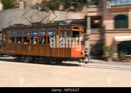 Fahrende Straßenbahn in Port de Soller, Mallorca, Balearen, Spanien | Straßenbahnwagen in Bewegung, Port de Soller, Mallorca, Balearen, Spanien, Stockfoto