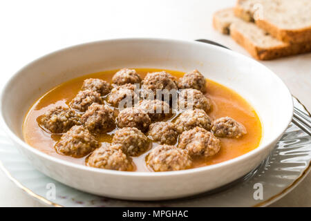 Türkische Lebensmittel Sulu Köfte / saftige Fleischbällchen Suppe mit Brot. Traditionelle Speisen. Stockfoto