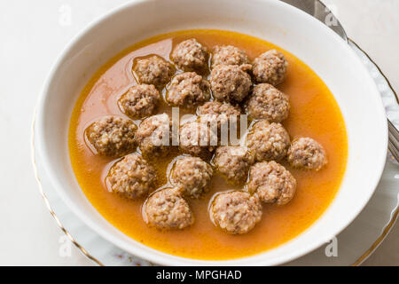 Türkische Lebensmittel Sulu Köfte / saftige Fleischbällchen Suppe mit Brot. Traditionelle Speisen. Stockfoto