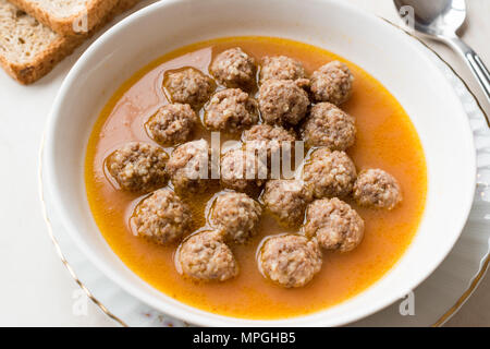 Türkische Lebensmittel Sulu Köfte / saftige Fleischbällchen Suppe mit Brot. Traditionelle Speisen. Stockfoto