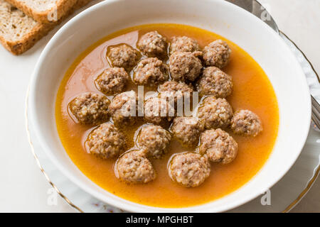 Türkische Lebensmittel Sulu Köfte / saftige Fleischbällchen Suppe mit Brot. Traditionelle Speisen. Stockfoto