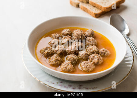 Türkische Lebensmittel Sulu Köfte / saftige Fleischbällchen Suppe mit Brot. Traditionelle Speisen. Stockfoto