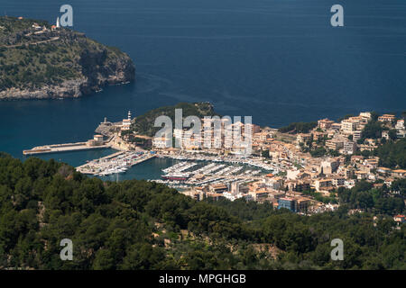 Blick vom Mirador de Ses Barques in Port de Soller und die Küste, Mallorca, Balearen, Spanien | Blick vom Mirador de Ses Barques nach Port de Soller, Stockfoto