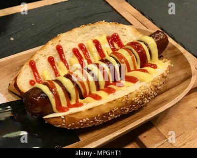 Grill gegrillt Hot Dog mit gelber Senf und Ketchup in Baguette. Fast Food. Stockfoto