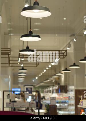 London, Großbritannien - 19 April 2018: Reihen von Pendelleuchten an der John Bell & Croydon Apotheke, Wigmore Street, Westminster Stockfoto