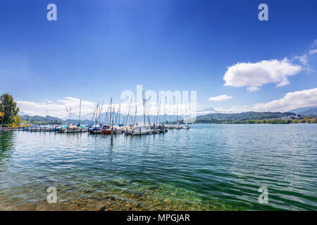 Yacht an einem klaren Bergsee in den Schweizer Alpen. Landschaft. Stockfoto