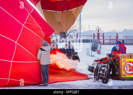 Nischni Nowgorod, Russland - 24. Februar 2018. Masse - Start auf dem Festival der Heißluft-ballons Stockfoto