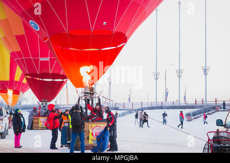 Nischni Nowgorod, Russland - 24. Februar 2018. Masse - Start auf dem Festival der Heißluft-ballons Stockfoto