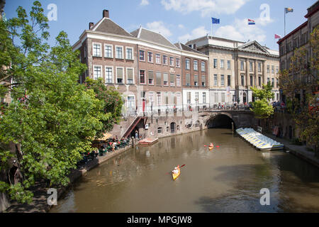 Kanu in den zentralen Kanal Oudegracht der alten holländischen Stadt Utrecht im Sommer Stockfoto