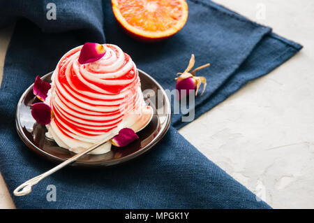 Rose Wasser Blutorange und Vanilleeis auf einem Teller serviert. Weißer Stein Hintergrund. Stockfoto