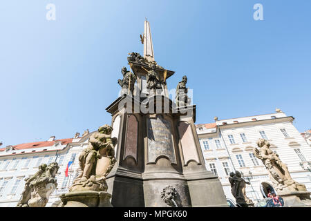 Ein Blick auf die Säule der Hl. Dreifaltigkeit auf dem Platz vor der Kirche St. Nikolaus in Prag, Tschechische Republik Stockfoto