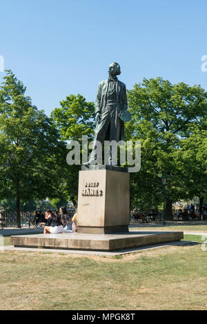 Eine Statue des tschechischen Malers Josef Mánes in einem Quadrat von Prag, Tschechische Republik Stockfoto