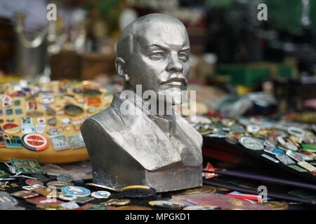 SOFIA, Bulgarien - Mai 2018: Die bronzebüsten und spillette von Wladimir Lenin Verkauf in den Antiquitäten Markt Stockfoto