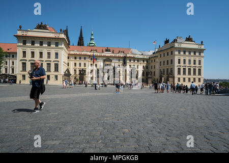 Die Fassade der Eingang Palace zur Prager Burg, Tschechische Republik Stockfoto