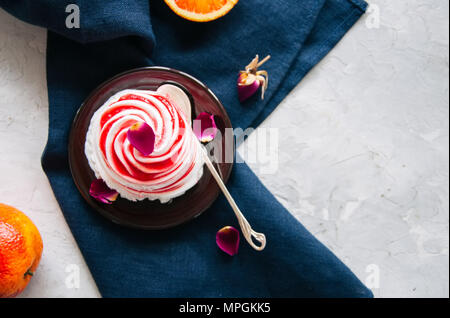 Rose Wasser Blutorange und Vanilleeis auf einem Teller serviert. Weißer Stein Hintergrund. Stockfoto