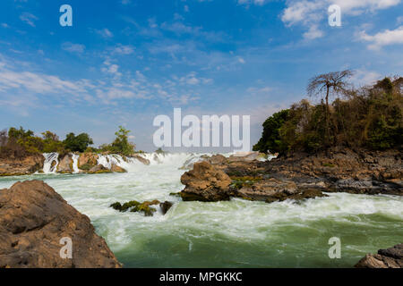 Big Khone Phapheng Wasserfall - Don, don Khong phapheng, Si Phan auf vier tausend Inseln in Laos don. Landschaft der Natur in Südostasien während su Stockfoto