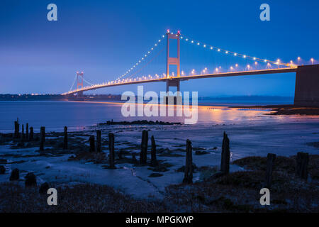 Der Severn Bridge über den Fluss Severn zwischen England und Wales vom Strand an Aust, Gloucestershire. Stockfoto