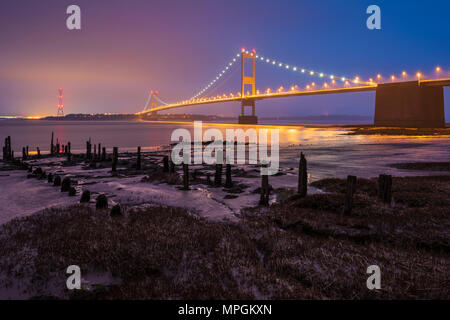 Der Severn Bridge über den Fluss Severn zwischen England und Wales vom Strand an Aust, Gloucestershire. Stockfoto