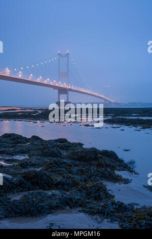 Der Severn Bridge über den Fluss Severn zwischen England und Wales vom Strand an Aust, Gloucestershire. Stockfoto