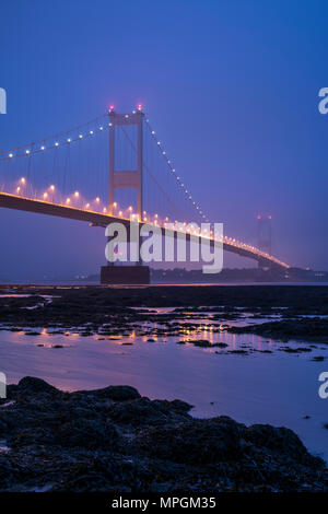 Der Severn Bridge über den Fluss Severn zwischen England und Wales vom Strand an Aust, Gloucestershire. Stockfoto