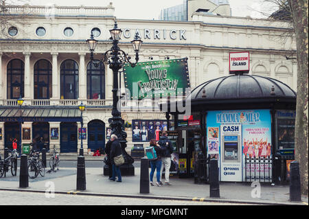 London, Großbritannien: Ticket Office und touristische Informationen Stand des Tourismus Insel auf der Charing Cross Road mit Garrick Theater im Hintergrund sichtbar Stockfoto