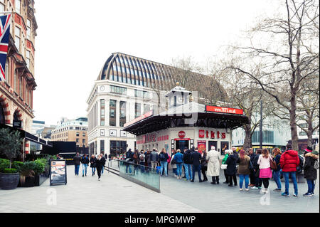 London, UK - April 2018: Menschen Warteschlange für den Kauf von Tickets aus dem Tkts, der offiziellen London Theater Ticket Booth am Leicester Square entfernt Stockfoto