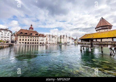 Blick auf die alte Holzbrücke Capelbrucke in Luzern. Die Schweiz im Sommer. Stockfoto